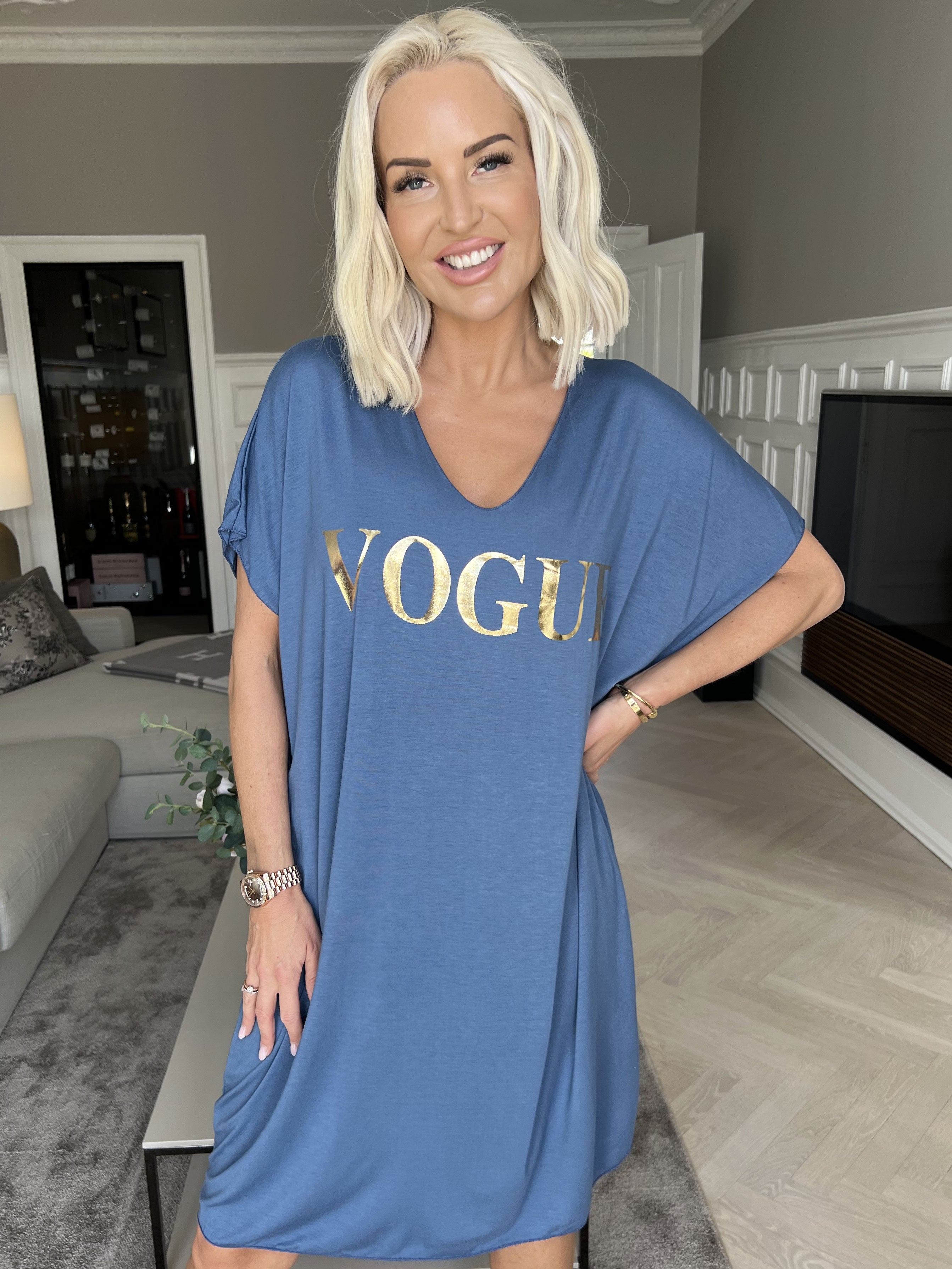 Vogue - Oversized t-shirtkjole i viskose med guld skrift